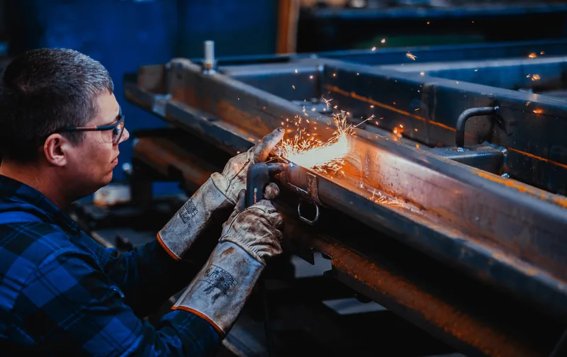 Spawanie ramy stalowej przyczepy rolniczej CARGO Promodis — polska produkcja Made in Poland